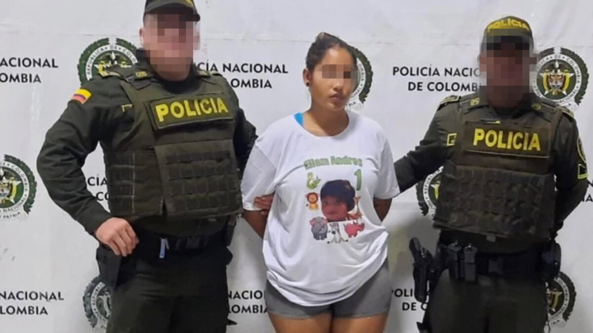 Infame mujer le quemó las manitos a su hija de tres años como castigo Un hecho repudiable desde todo punto de vista se registró en las últimas horas en el corregimiento de La Playa, del municipio de Puerto Colombia (Atlántico). Allí una desalmada mujer le quemó las manitos a su pequeña niña de 3 años dizque como castigo.