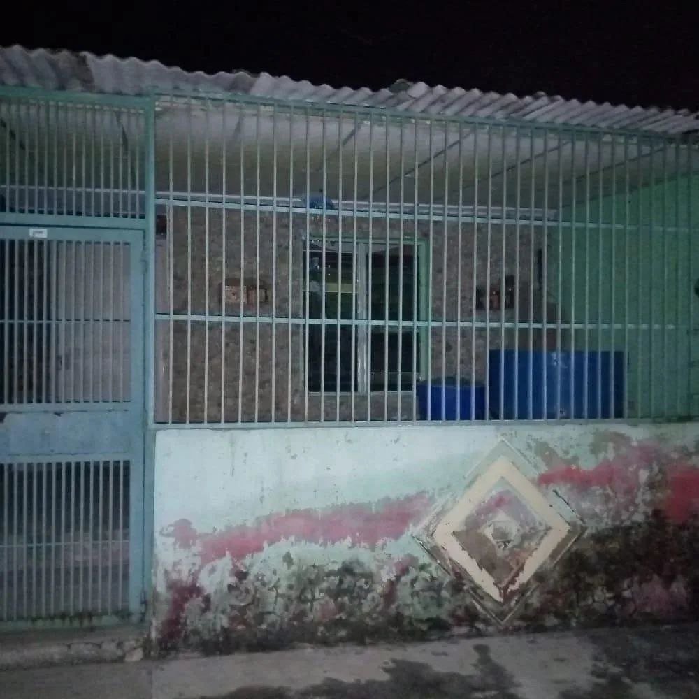 Interpol busca a venezolanas que se grabaron abusando de un niño Unas impactantes imágenes se volvieron virales en redes sociales y han despertado la indignación y la furia de toda la ciudadanía, pues en estas se observan a cuatro mujeres venezolanas golpeando y abusando sexualmente de un niño de tan solo 7 años.