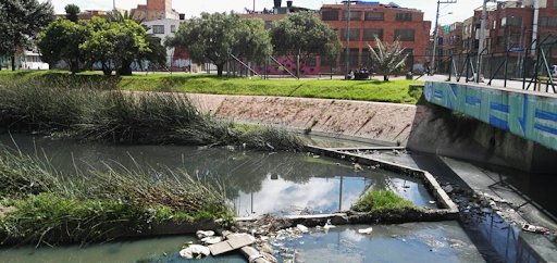 Por robarle la bicicleta mataron a un hombre en Engativá En horas de la mañana de este domingo la desbordada inseguridad en la capital cobró una nueva víctima. Un hombre que iba camino a su trabajo fue abordado por delincuentes que, no contentos con despojarlo de sus pertenencias, le propinaron una mortal puñalada que terminó matando a la víctima de 59 años.&nbsp;