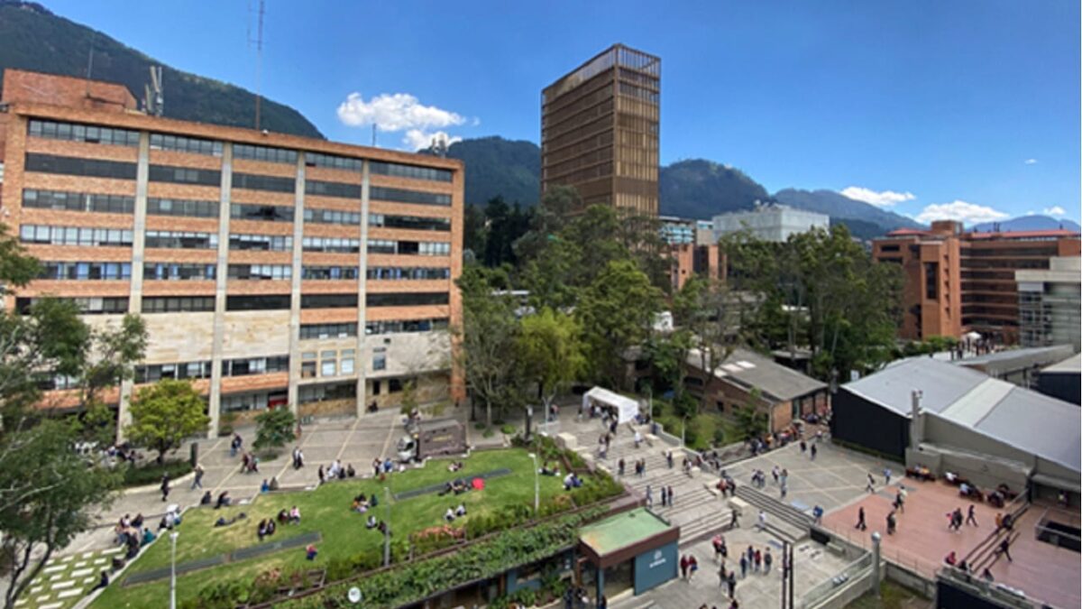 La Javeriana y los Andes le bajan los precio a sus matrículas Las universidades Javeriana y los Andes&nbsp;anunciaron este martes que se acogiéndose al llamado que hizo reiteradamente el Ministerio de Educación,&nbsp;y decidieron bajarle el precio de sus matrículas para el año 2023.