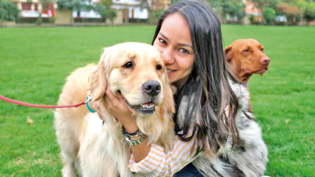 Jéssica apoya a los amigos peludos “Mi amor por los animales nació cuando era muy niña. Yo recuerdo que como a los 7 años escribí una carta al Niño Dios pidiendo un perrito, y en esa Navidad me llegó uno, pero de peluche. Al año siguiente pedí un perrito que ladrara y se moviera, y me dieron otro perrito de juguete; y cuando tenía 9 años fui más específica y pedí uno que ladrara, que corriera e hiciera hasta popó”, con esta anécdota Jéssica Barrios recuerda hasta qué punto amaba las mascotas.