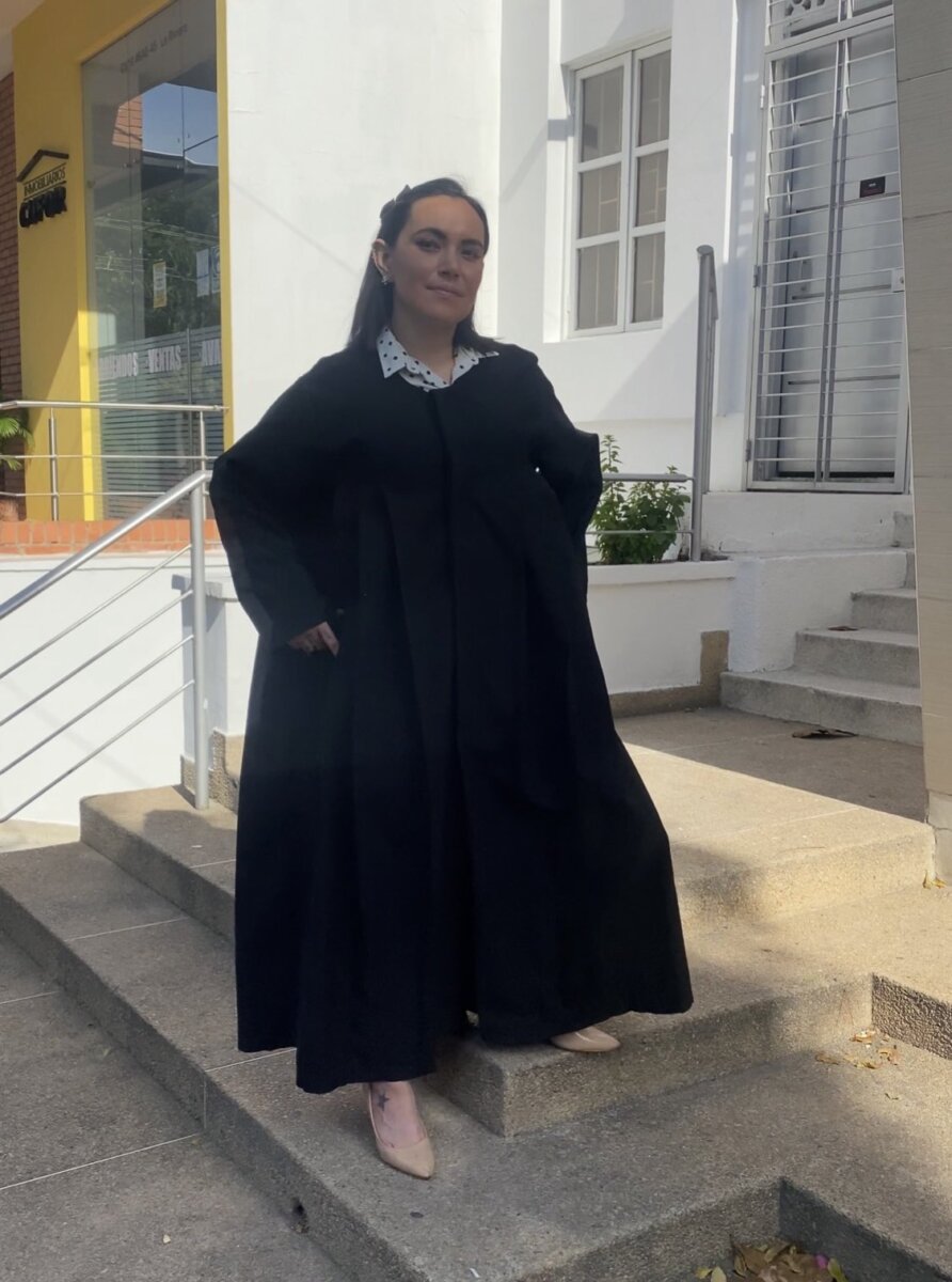 La confesión de la jueza que apareció semidesnuda y fumando en audiencia Luego de que se hiciera viral en redes sociales el video en el que la jueza Vivian Polania fue captada semidesnuda y fumando durante una audiencia, le llovieron críticas y burlas de parte de algunos colegas, quienes incluso le pidieron que renuncie a su cargo.
