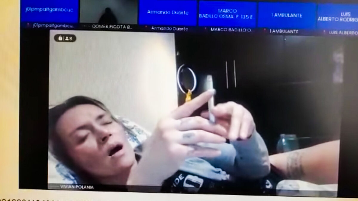 Jueza queda mal parada durante audiencia: la captaron acostada y fumando 1 Jueza queda mal parada durante audiencia: la captaron acostada y fumando La polémica jueza Vivian Polanía, conocida por sus sensuales fotos en redes sociales que en su momento fueron criticadas por Consejo Superior de la Judicatura, ya que decían que la forma en la que maneja sus redes sociales manchan su imagen profesional, vuelve a estar en el ojo del huracán, esta vez por un polémico video.
