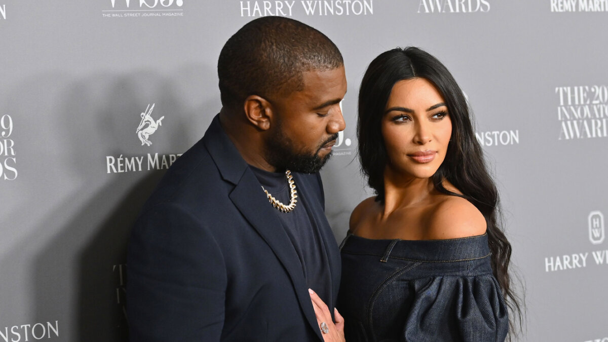 Kanye West le mostraba fotos y videos íntimos de Kim Kardashian a sus conocidos El rapero Kanye West ha mostrado en los últimos años un comportamiento bastante reprochable y polémico, tanto así que Adidas canceló el contrato que tenía con el rapero por sus comentarios antisemitas.