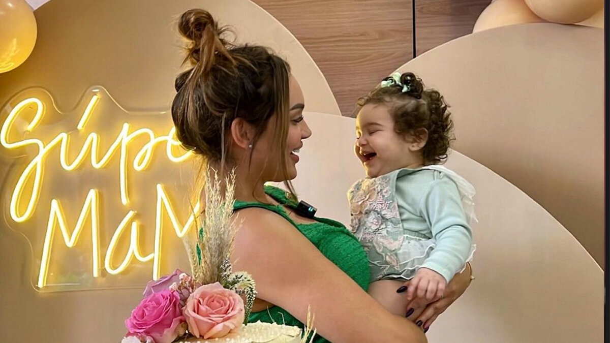 La Valdiri ya le hizo la prueba de paternidad a su hija 5 La Valdiri ya le hizo la prueba de paternidad a su hija Andrea Valdiri y Lowe León ya le habrían hecho la prueba de paternidad a Adhara. Incluso, a través de redes sociales se difundieron las primeras imágenes de los tres saliendo del lugar en el que la tomaron.