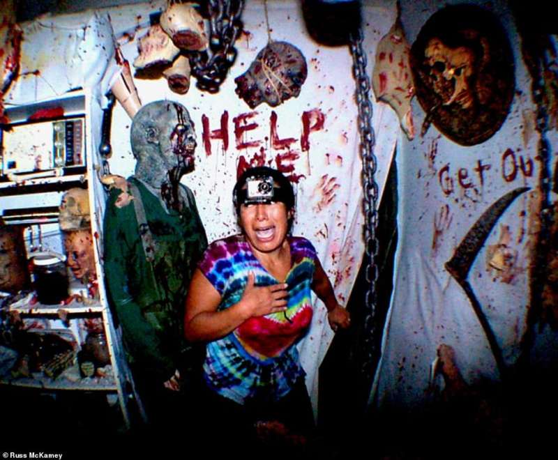 La casa de tortura más terrorífica Las casas de terror se han popularizado en todo el mundo, pero como dicen por ahí hayniveles de niveles, y la que está ubicada en San Diego (Estados Unidos) es definitivamente la más espeluznante de todas. Con decirle que lo hacen firmar un contrato de 40 páginas para eximir de toda responsabilidad a los organizadores si usted llega a quedar con alguna secuela sicológica o si sale lleno de morados.