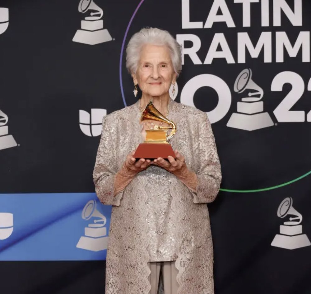La increíble historia de la mujer de 95 años que sorprendió en los Latin Grammy Mientras que el cantautor uruguayo Jorge Drexler sorprendía a todos logrando siete premios y Rosalía hacía lo propio con cuatro gramófonos dorados, una artista cubana se llevó toda la admiración y el corazón de los millones de televidentes que siguieron la entrega de los Latin Grammy en la noche del jueves.
