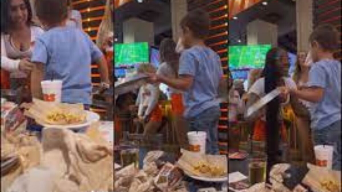 Le llueven críticas a padres por festejarle el cumpleaños a su hijo en Hooters Tremenda criticada se llevaron los padres de un pequeño niño de 5 años, debido a que lo llevaron a festejar esta fecha especial en el polémico restaurante Hooters, conocido por sus sexys maseras que usan un ajustado e insinuador uniforme.