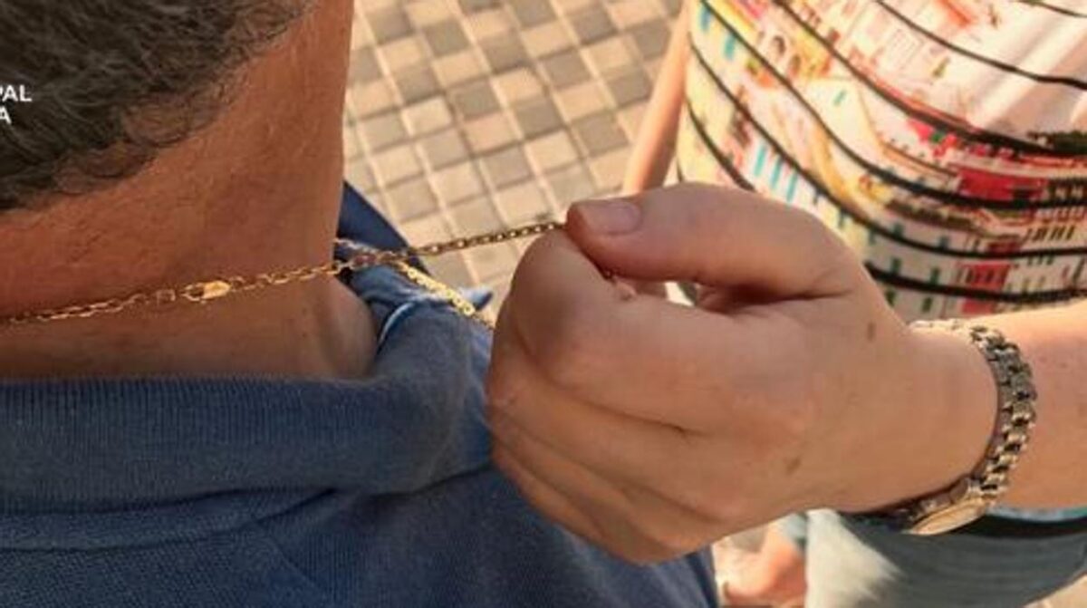 Le salió caro el antojo: hombre fue atracado mientras comía empanada Los hechos se dieron mientras un ciudadano decidió detenerse a comer en un puesto de comida de la calle. De repente, fue interceptado por dos hombres en moto y agresivamente le quitaron la cadena de oro que llevaba en el cuello.