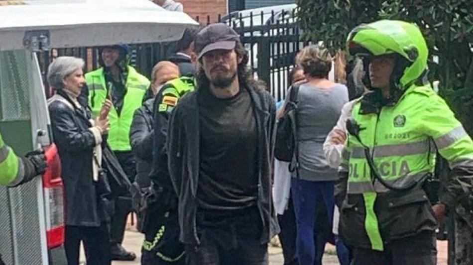 'Los Plumas': la banda carcelaria que habría asesinado a Juan Pablo González en la URI Juan Pablo González, el sujeto acusado de haber abusado sexualmente de una menor al interior de la estación de TransMilenio La Castellana y que fue golpeado hasta la muerte al interior de la URI de Puente Aranda luego de ser capturado, habría sido asesinado por una peligrosa banda delincuencial que opera al interior de los calabozos, conocida como 'Los Plumas'.