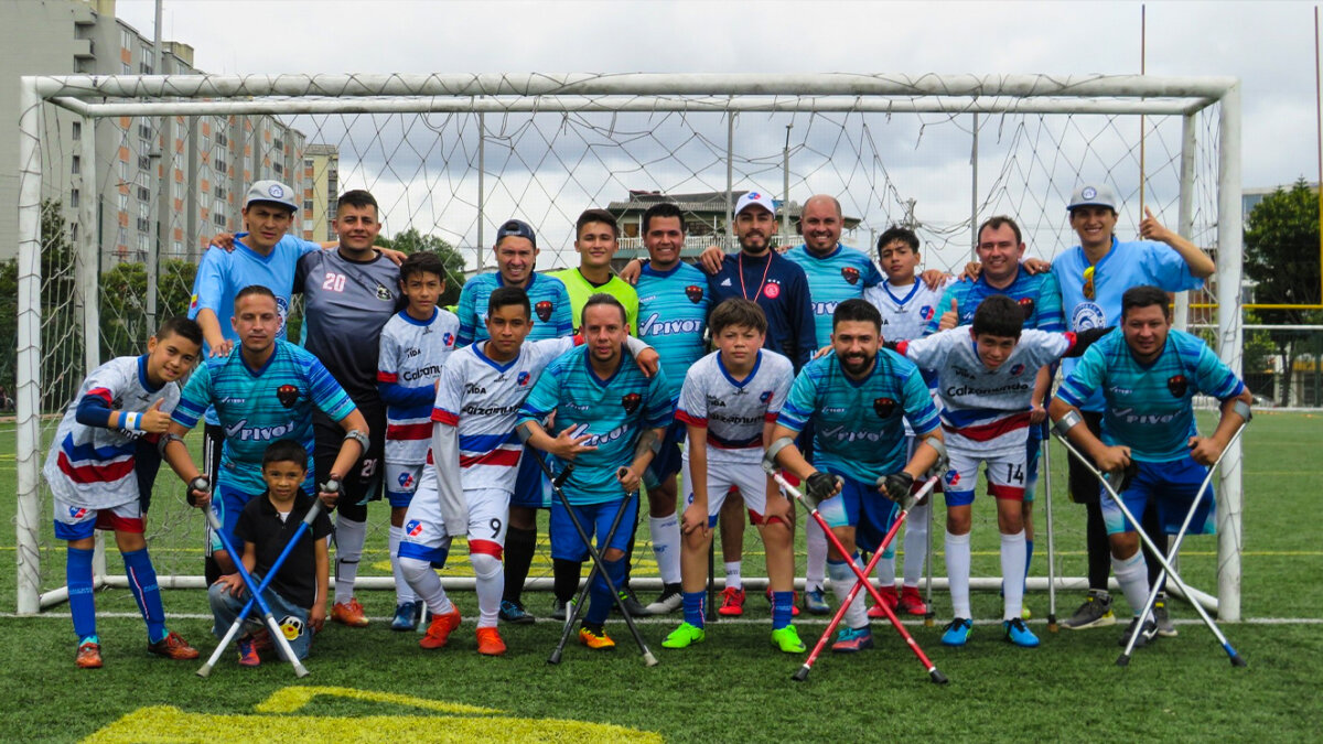 Los ‘Gladiadores’ del fútbol de Kennedy Este club de fútbol se encuentra ubicado en la localidad de Kennedy, en la cancha sintética Américas Occidental, donde realizan los diferentes entrenamientos con las personas con discapacidad.&nbsp;