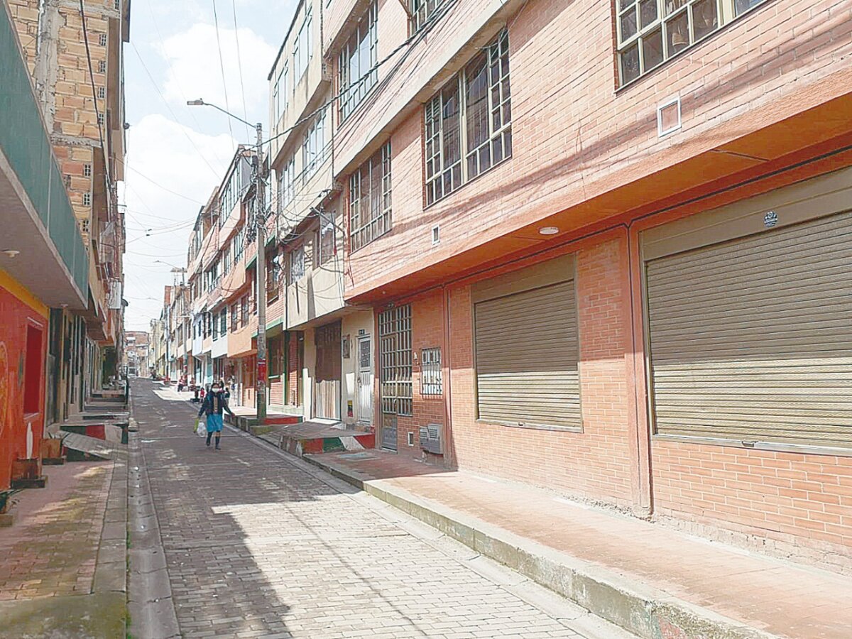 Luto en Usme por la muerte de un menor de 14 años 1 Luto en Usme por la muerte de un menor de 14 años Q'HUBO pudo conocer que alrededor de las 6 de la tarde, la madre del menor salió de su vivienda para adelantar unas diligencias y dejó a sus tres pequeños niños en la casa. Cuando llegó, según las autoridades, se dio cuenta que su hijo de 14 años estaba encerrado en la habitación. “Ella lo estuvo llamando y él no le abría la puerta, cuando pudo entrar se encontró que su niño tenía un cable amarrado en el cuello”, relató una fuente anónima a este medio.