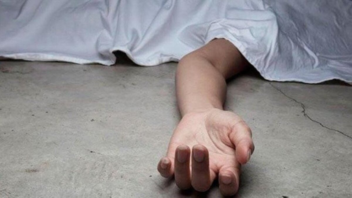 Luto en Usme por la muerte de un menor de 14 años 9 Luto en Usme por la muerte de un menor de 14 años Q'HUBO pudo conocer que alrededor de las 6 de la tarde, la madre del menor salió de su vivienda para adelantar unas diligencias y dejó a sus tres pequeños niños en la casa. Cuando llegó, según las autoridades, se dio cuenta que su hijo de 14 años estaba encerrado en la habitación. “Ella lo estuvo llamando y él no le abría la puerta, cuando pudo entrar se encontró que su niño tenía un cable amarrado en el cuello”, relató una fuente anónima a este medio.
