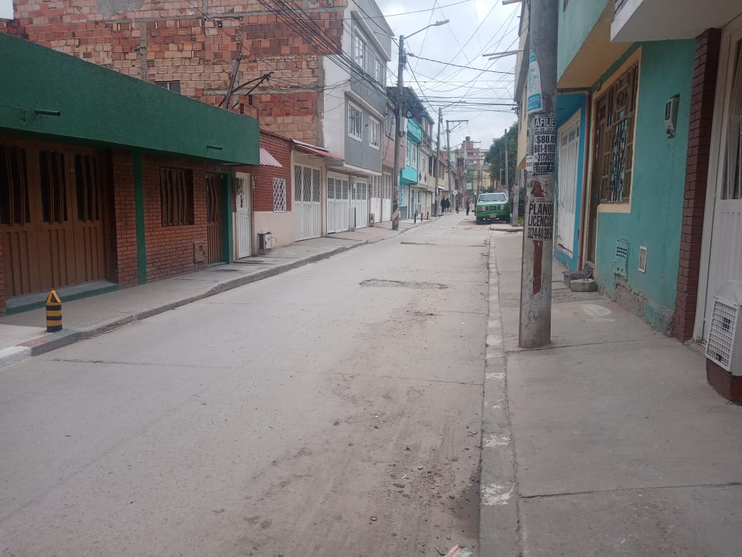A ladrón lo mataron a ‘palazos’ en Kennedy 1 A ladrón lo mataron a ‘palazos’ en Kennedy Este fin de semana, los habitantes de este sector vivieron una mañana desconcertante, pues en horas de la madrugada del pasado domingo un ladrón intentó llevar a cabo un atraco en las inmediaciones de la Calle 54b sur con Carrera 80j, acto que a la postre le causaría la muerte pues sería pillado por la comunidad que ya exhausta de tanta inseguridad descargó todo su cansancio con este ladrón cuando se movilizaba en una motocicleta.