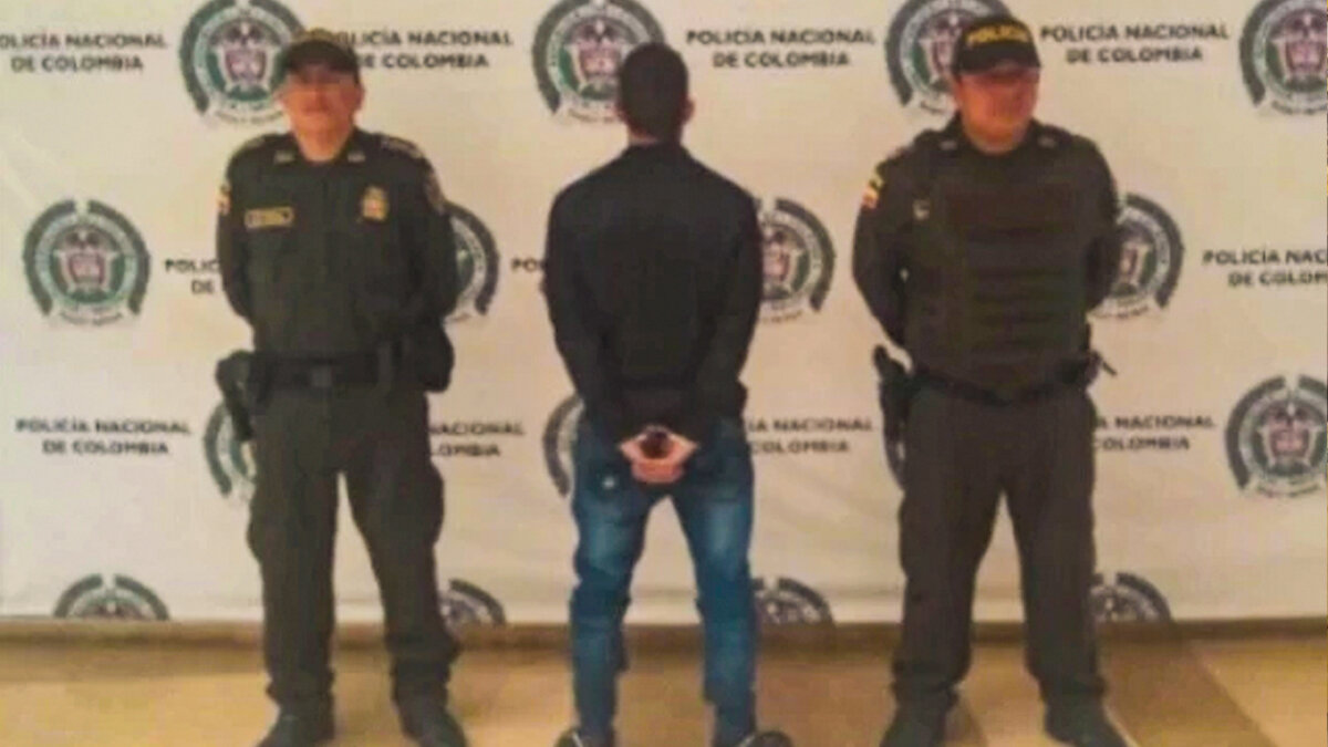 Imputado por matar a su hermano en medio de una riña El señalado por la muerte de su hermano fue aprehendido por las autoridades y en las últimas horas fue imputado por el delito de homicidio agravado y por lo tanto un juez de garantías ordenó medida de aseguramiento en centro carcelario.