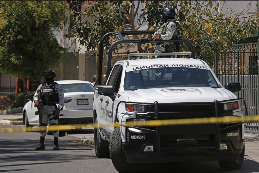 Mató a su papá por error mientras este le mostraba un arma Un padre de familia murió a manos de su propio hijo, quien le disparó en el pecho en el momento en que manipulaba un arma de fuego. El crimen se habría registrado de manera accidental en una vivienda en Nuevo León (México), cuando el adulto dejó el arma en posesión de su hijo, un menor de 14 años.