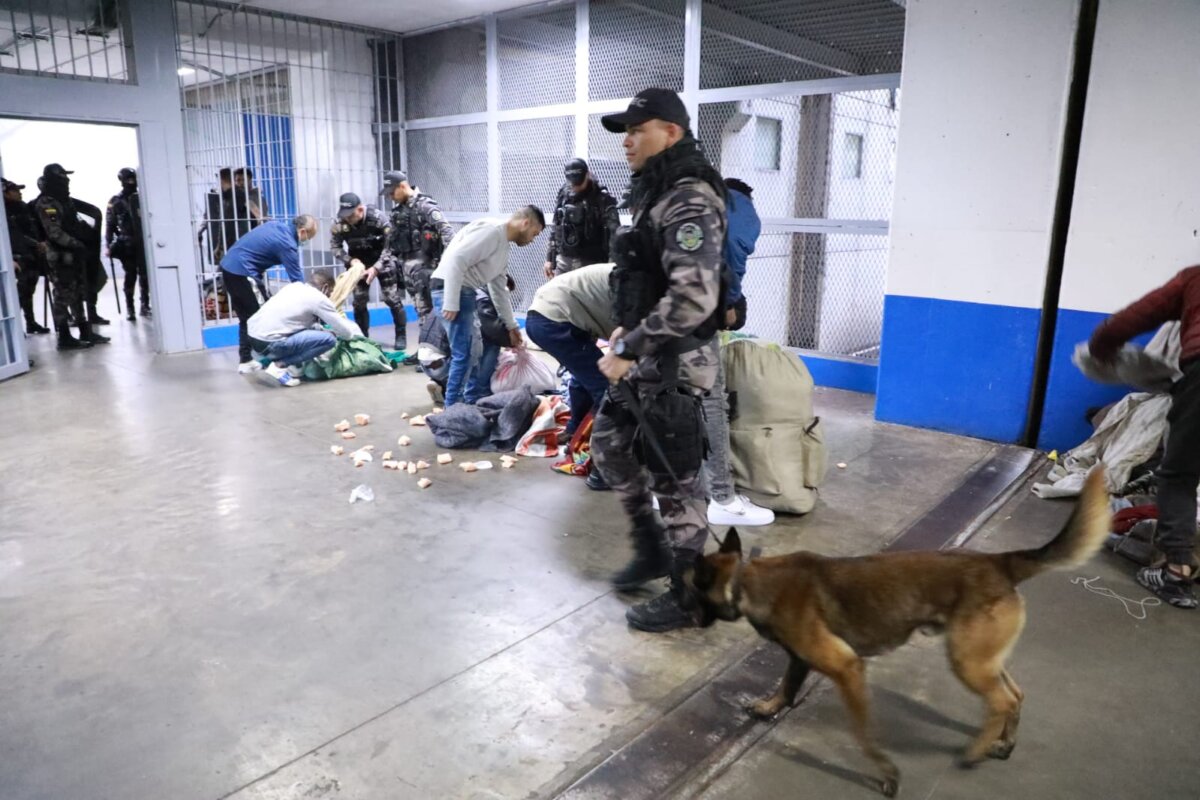 Más de 50 reclusos de La Picota fueron trasladados por corrupción En la madrugada de este jueves 3 noviembre, guardianes del Inpec despertaron a 54 reclusos de la cárcel La Picota en Bogotá para trasladarlos a otros centros penitenciarios por estar implicados en diferentes hechos de corrupción.