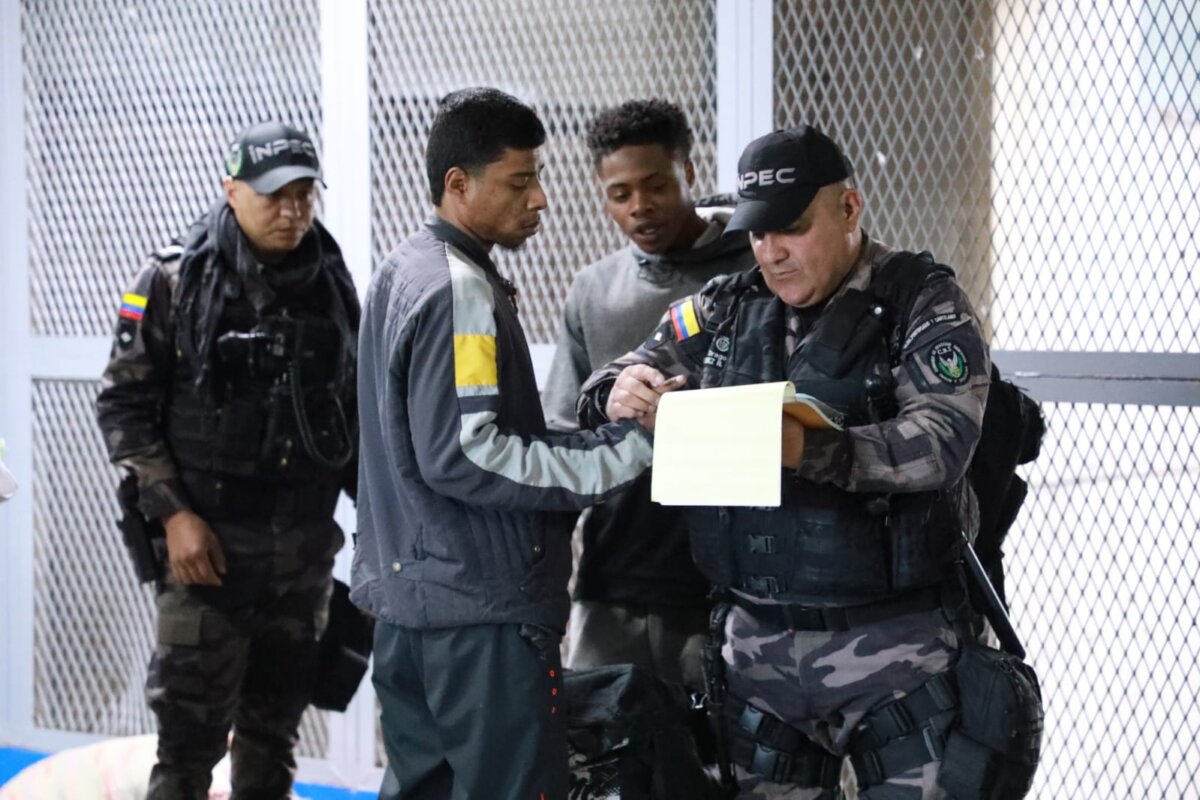 Más de 50 reclusos de La Picota fueron trasladados por corrupción En la madrugada de este jueves 3 noviembre, guardianes del Inpec despertaron a 54 reclusos de la cárcel La Picota en Bogotá para trasladarlos a otros centros penitenciarios por estar implicados en diferentes hechos de corrupción.