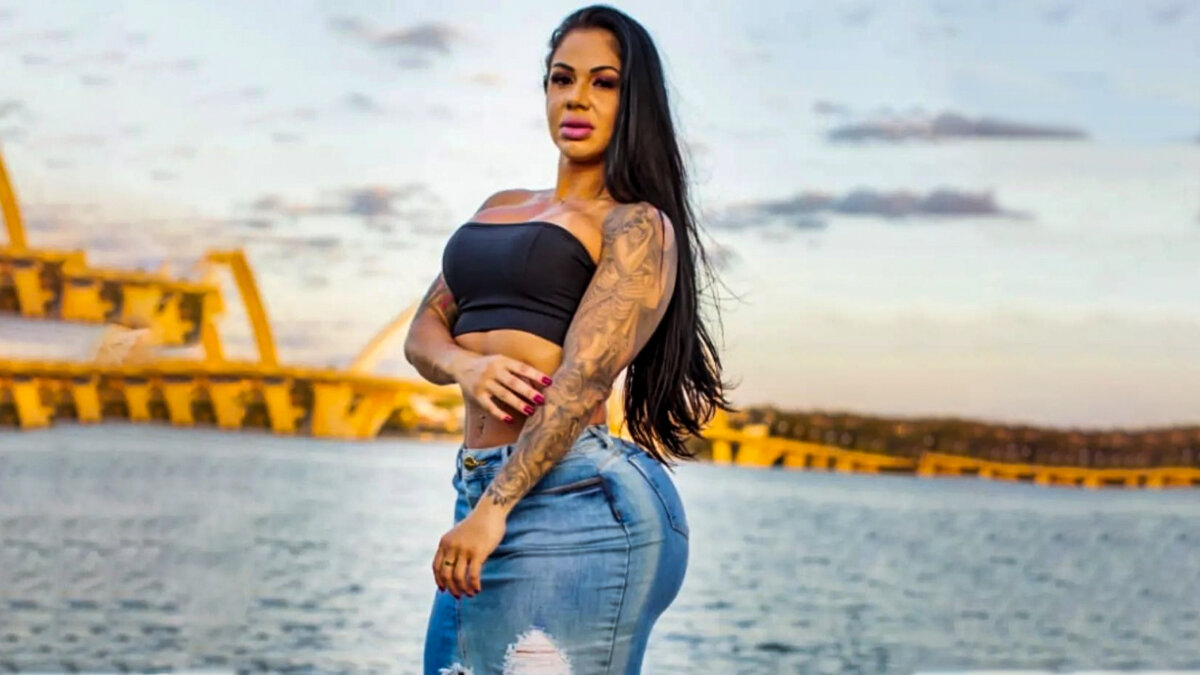 FOTOS: Mujer busca tener la cola más grande del mundo Una mujer se puso la meta de tener los glúteos más grandes del mundo, y lo está logrando. La brasileña Vanessa Ataídes, de 36 años, desde hace algunos años comenzó a hacer ejercicio con la intención de hacer crecer su cola y ahora es una de las mujeres con el mayor tamaño en las pompis.