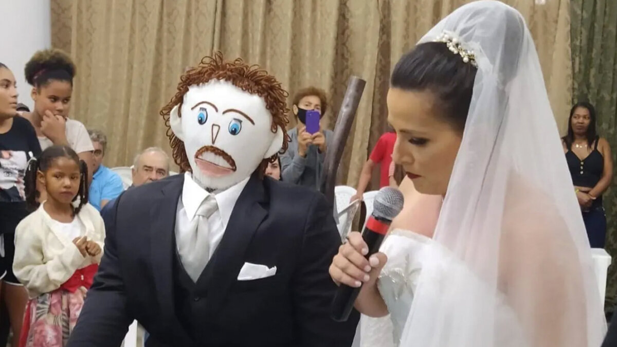 Mujer que se casó con un muñeco dice que está en crisis por infidelidad Después de que esta mujer dijera que el muñeco de trapo es el “amor de su vida”, ahora manifiesta que su relación está en crisis, pues este la habría engañado.