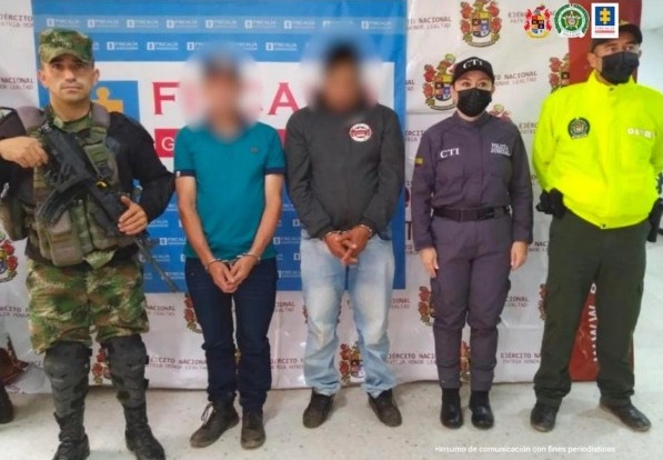 ¡Indignante! Padre e hijo a la cárcel por abusar de una niña de 11 años 10 ¡Indignante! Padre e hijo a la cárcel por abusar de una niña de 11 años Padre e hijo fueron enviados a la cárcel este viernes por haber abusado sexualmente de una menor, quien sería sobrina y prima de estos desalmados sujetos. Los acusados se aprovecharon de que vivían bajo el mismo techo de la menor para cometer los vejámenes en su contra. Los hechos fueron registros en el municipio de Mogotes (Santander).