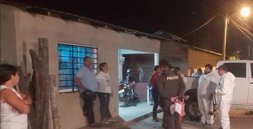 Padre murió de un infarto al encontrar el cuerpo sin vida de su hijo Los hechos se remontan al momento en que un hombre llegó a su casa y se encontró con una aterradora escena: su hijo, al parecer, se había quitado la vida y yacía muerto al interior de una de las habitaciones de la vivienda.