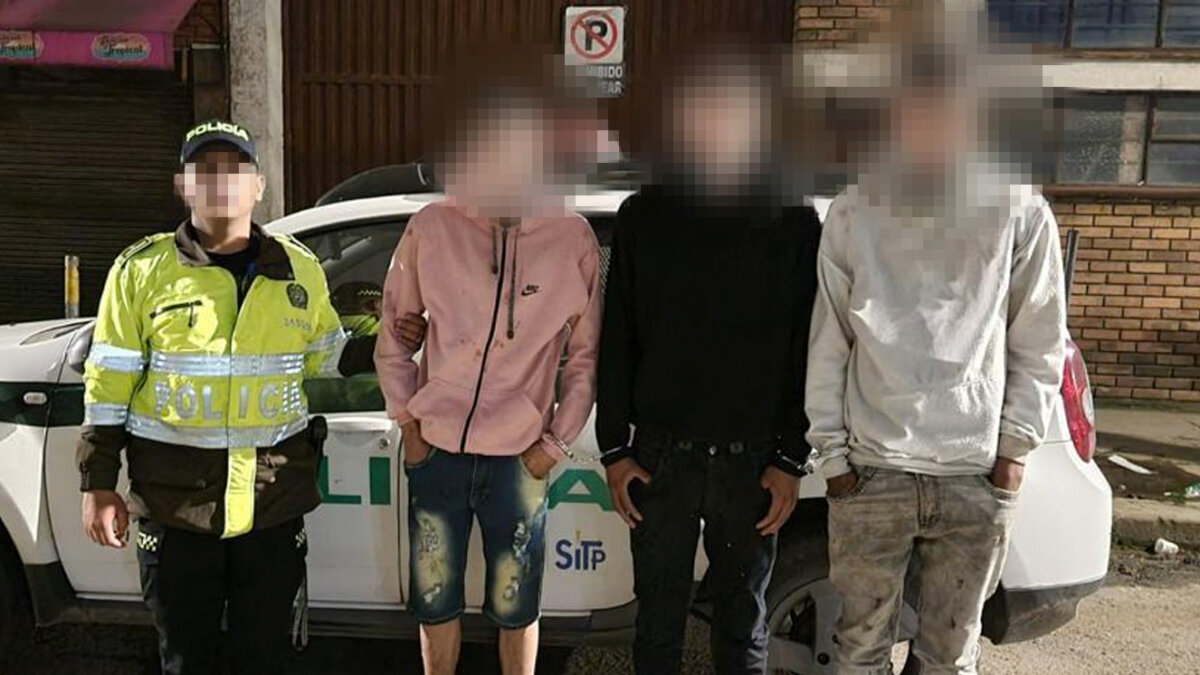Pillados luego de atracar en estación de TM Tres individuos fueron capturados por las autoridades en las últimas horas luego de ser alertados por gritos de auxilio de la ciudadanía. Los hechos se presentaron en una estación de León XII, en Soacha. En el hecho dos celulares fueron recuperados por la Policía de Bogotá.
