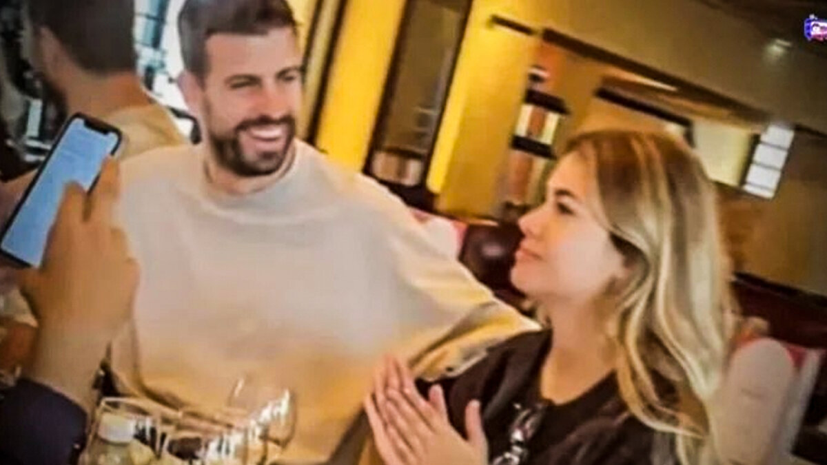 ¿Aburrida? Pillaron a Clara Chía haciéndole mala cara a Piqué  Gerard Piqué y su nueva novia, Clara Chía, no dejan de ser tendencia en redes, pues, al parecer, la relación no estaría del todo bien.