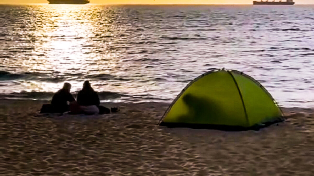 Pillaron a pareja haciendo el 'delicioso' en plena playa 5 Pillaron a pareja haciendo el 'delicioso' en plena playa El momento de placer de una pareja se convirtió en un video viral que circula por las redes sociales. Los enamorados no se percataron que los estaban viendo y menos que los grababan mientras hacían el 'delicioso'.