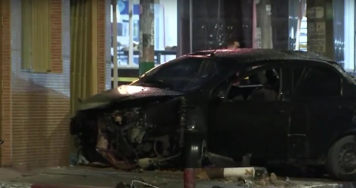 Pillos se estrellaron tras intentar robar un carro en Timiza 1 Pillos se estrellaron tras intentar robar un carro en Timiza Unos bandidos protagonizaron una persecución policial que resultó en tremendo choque de un carro contra una vivienda en el barrio Timiza, en la localidad de Kennedy.