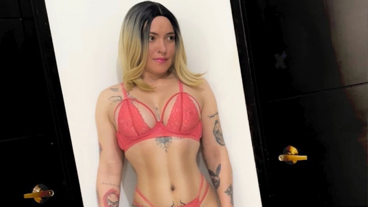 Suspenden a jueza que atendió audiencia con poca ropa Por tres meses fue suspendida la jueza Viviana Polania, quien fue captada en una audiencia con poca ropa, fumando y acostada en la cama. La Comisión Nacional de Disciplina judicial determinó que se trató de un comportamiento indebido durante una audiencia pública. La suspensión por 3 meses, fue ordenada para evitar una reiteración de acciones similares.