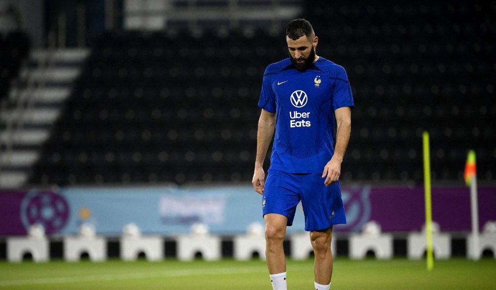 Otra gran baja: Karim Benzema se pierde el Mundial por lesión 6 Otra gran baja: Karim Benzema se pierde el Mundial por lesión El delantero de la selección francesa Karim Benzema, fue declarado baja para el Mundial después de haberse lesionado este sábado en un muslo durante el entrenamiento, indicó la Federación Francesa de Fútbol, a tres días del primer partido de los Bleus contra Australia.