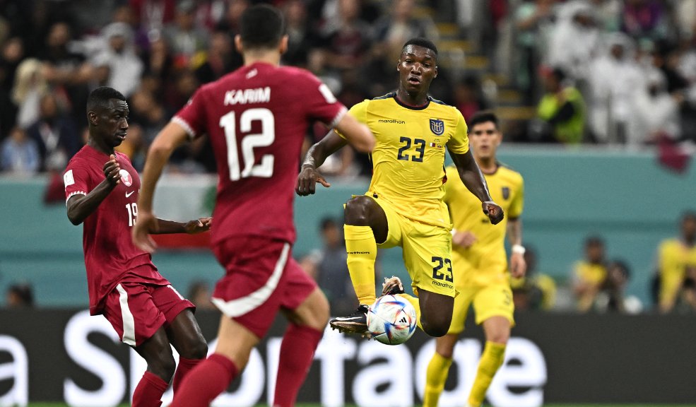 Ecuador derrotó a Catar 3 Ecuador derrotó a Catar El primer partido fue pitado para Catar y Ecuador, a quienes les fue bien, pues los dirigidos por Gustavo Alfaro, protagonizaron tremendo partido y con doblete del capitán, Enner Valencia se llevaron la primera victoria (2-0).