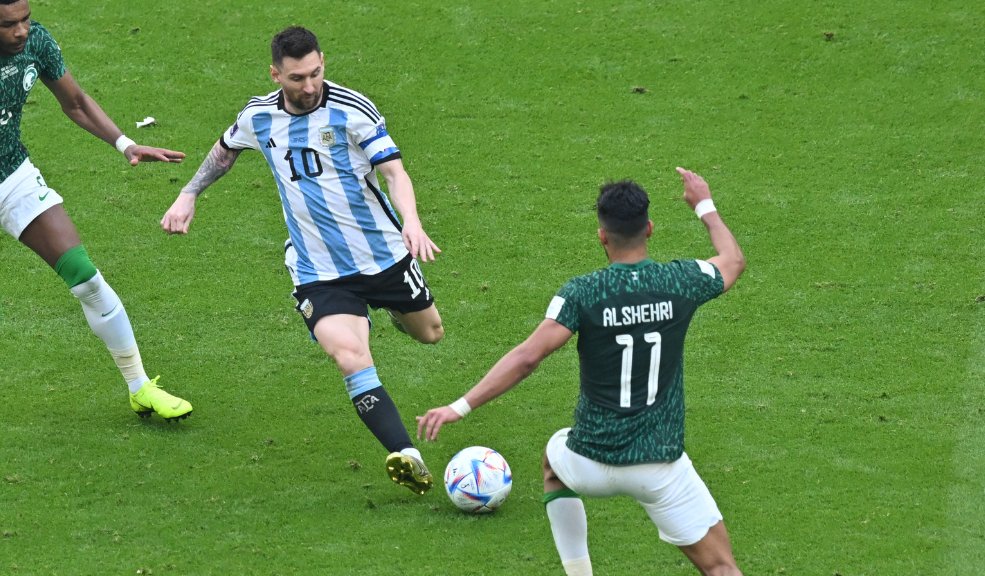 Arabia Saudita sacude al mundo: tumbó a Argentina Argentina sufrió una derrota tan dolorosa como inesperada ante Arabia Saudita por 2-1 en su debut en el Mundial-2022, este martes en Lusail, y el equipo de Lionel Messi se complica de entrada su futuro en la competición.