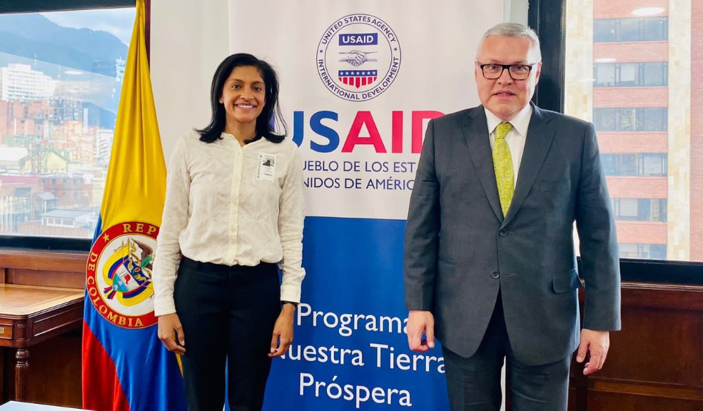 Colombia y Estados Unidos firmaron acuerdo contra las drogas 5 Colombia y Estados Unidos firmaron acuerdo contra las drogas Este convenio de cooperación internacional suscrito por el ministro Néstor Osuna, como cabeza de la cartera de justicia, la directora de Política de Drogas y Actividades Relacionadas, Gloria Miranda; la directora de Misión USAID Colombia, Anu Rajaraman; y la directora del Programa 'Nuestra Tierra Próspera', Adriana Vélez, constituye la primera iniciativa entre el gobierno de Gustavo Petro y del presidente Joe Biden para el desarrollo de políticas bilaterales contra las drogas.