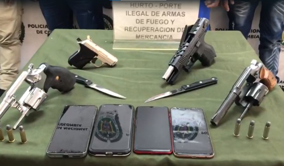 ¡Infame! sujetos tenían amordazados y atados a 2 adultos mayores en Bosa 1 ¡Infame! sujetos tenían amordazados y atados a 2 adultos mayores en Bosa La Policía de Bogotá logró la captura de 5 hombres y una mujer, quienes tenían amordazados y atados a 2 adultos mayores en el barrio Piamonte, localidad de Bosa.