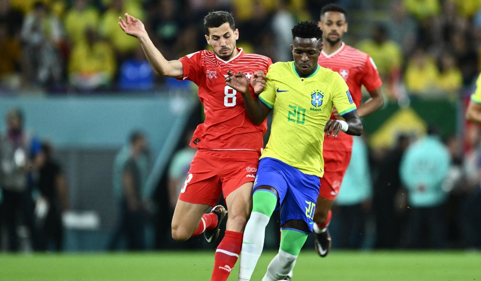 Brasil sufrió, pero ‘metió primera’ y derrotó a Suiza Casemiro espantó los sentimientos de nostalgia hacia el lesionado Neymar con una volea de derecha que rompió el arco de Suiza (1-0) este lunes en Doha, dándole a&nbsp;Brasil&nbsp;una apretada clasificación anticipada a los octavos de final del Mundial de Catar.
