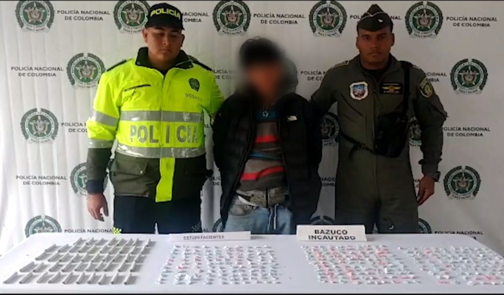 Policía capturó a 2 sujetos que vendían droga en Ciudad Bolívar 9 Policía capturó a 2 sujetos que vendían droga en Ciudad Bolívar La Policía Metropolitana logró la captura de 2 sujetos, miembros de la banda criminal conocida como 'Los del Berna', quienes se dedican a la venta de droga en la localidad de Ciudad Bolívar, sur de Bogotá.