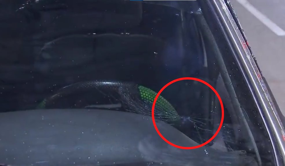 Intolerancia al volante: taxista atacó con un bate el carro de una mujer en Bosa Momentos de pánico vivió una mujer en la localidad de Bosa, cuando un intolerante taxista la cerró y luego de un cruce de palabras, el conductor sacó un bate y rompió el panorámico de su vehículo.
