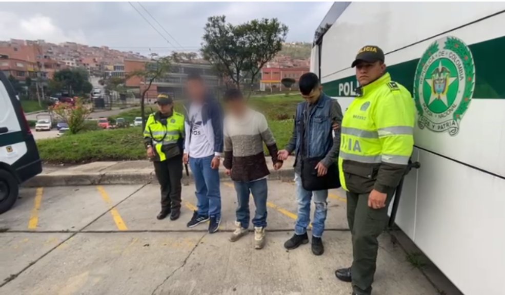 Cayeron 3 bandas criminales dedicadas a robar taxistas en Bogotá 4 Cayeron 3 bandas criminales dedicadas a robar taxistas en Bogotá La Policía de Bogotá logró en las últimas horas la captura de 13 personas que pertenecían a diferentes bandas criminales que se dedicaban a robar taxistas en diferentes localidades de la capital.