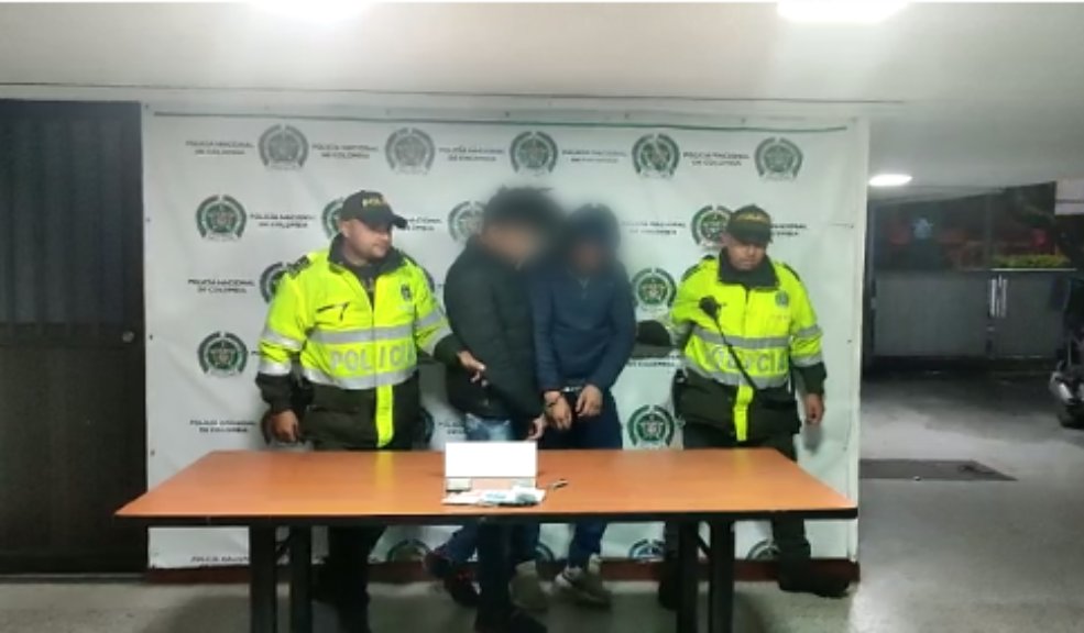 Cayeron 3 bandas criminales dedicadas a robar taxistas en Bogotá 2 Cayeron 3 bandas criminales dedicadas a robar taxistas en Bogotá La Policía de Bogotá logró en las últimas horas la captura de 13 personas que pertenecían a diferentes bandas criminales que se dedicaban a robar taxistas en diferentes localidades de la capital.