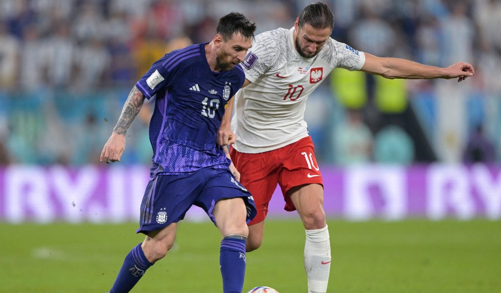 Argentina y Polonia clasifican a octavos de final del Mundial Argentina&nbsp;confirmó su recuperación y derrotó este miércoles 2-0 a Polonia, logrando el billete a los octavos de final del Mundial de Catar y además como líder del grupo C, en un partido en el que Lionel Messi había fallado un penal.