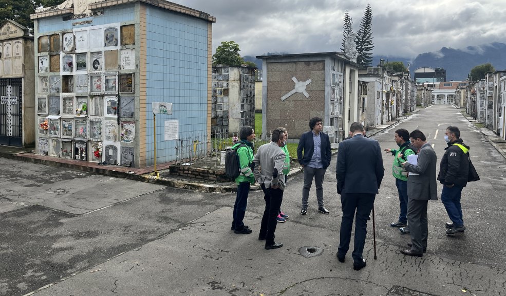 ¡El colmo! cementerio de Chapinero no tienen gas para hacer cremaciones 5 ¡El colmo! cementerio de Chapinero no tienen gas para hacer cremaciones La Contraloría de Bogotá se encargó de visitar los cementerios de la capital, y se encontró que en el cementerio de Chapinero no hay servicio de gas para realizar la cremación de cadáveres.
