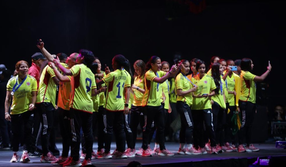 Así fue el emotivo recibimiento de las 'Superpoderosas' en el Movistar Arena 2 Así fue el emotivo recibimiento de las 'Superpoderosas' en el Movistar Arena Las 'Superpoderosas' fueron recibidas con una gran ovación en el Movistar Arena, donde, además, les entregaron reconocimientos por parte de Movistar, Servientrega, Gatorade, Adidas, BetPlay, Efecty, entre otros.