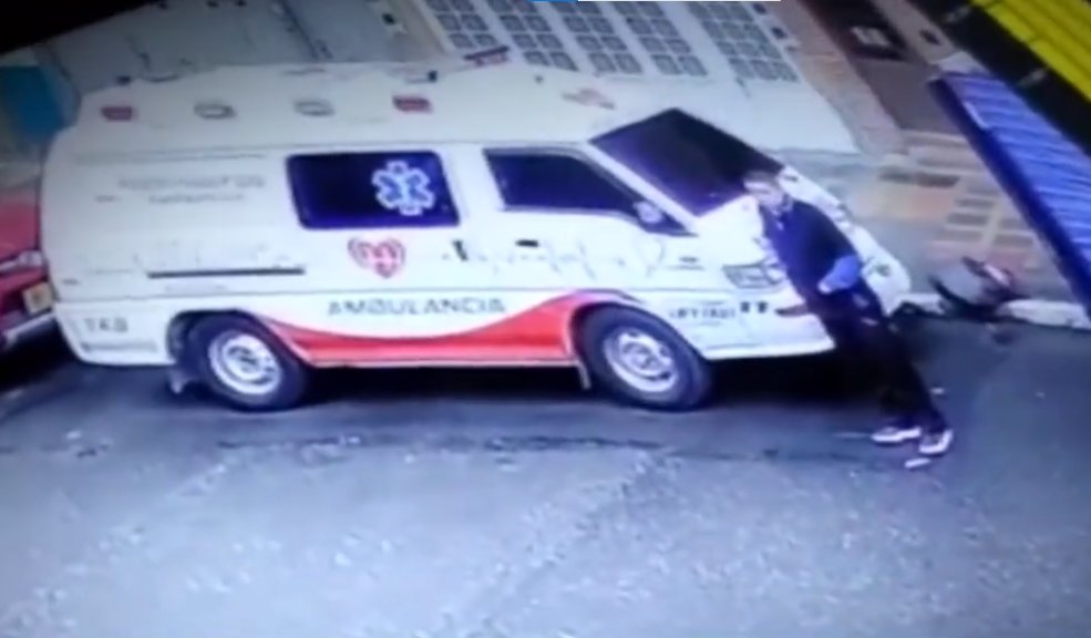 Ni las ambulancias se salvan: pillo vestido de enfermero robó varios equipos médicos 10 Ni las ambulancias se salvan: pillo vestido de enfermero robó varios equipos médicos El pillo usaba un traje de enfermero, razón por la cual, no levantó ningún tipo de sospechas, pero una cámara de seguridad, captó todo el hecho.