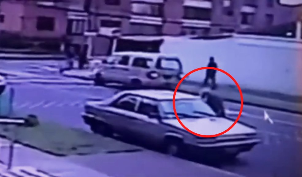 En segundos, pillo se robó un vehículo en Cedritos En una cámara de seguridad, quedó registrado el preciso momento en el que un bandido, sin ninguna complicación y en cuestión de segundos, se llevó un vehículo que estaba frente a un edificio en el barrio Cedritos, norte de Bogotá.