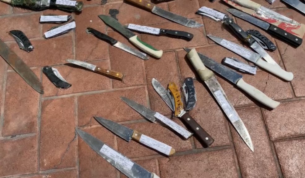 Más de 1.000 pistolas y cuchillos fueron incautados en Bogotá La Policía de Bogotá, realiza diferentes planes de acción, con el fin de reducir el índice de inseguridad, la cual es una piedra en el zapato para la capital del país. En estos controles, han logrado la incautación de armas cortopunzantes y de fuego.