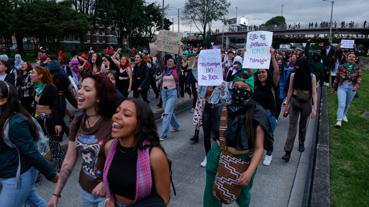 Prepárese para la jornada de protestas que se realizará hoy en Bogotá En conmemoración al Día Internacional de la Eliminación de la Violencia contra la Mujer, el colectivo de feministas preparó varias marchas para este viernes en la tarde en diferentes puntos de la capital, pues aseguran que buscan que se haga justicia en los casos de violencia de género y abuso sexual que tienen azotadas a cientos de mujeres en cada rincón del país.