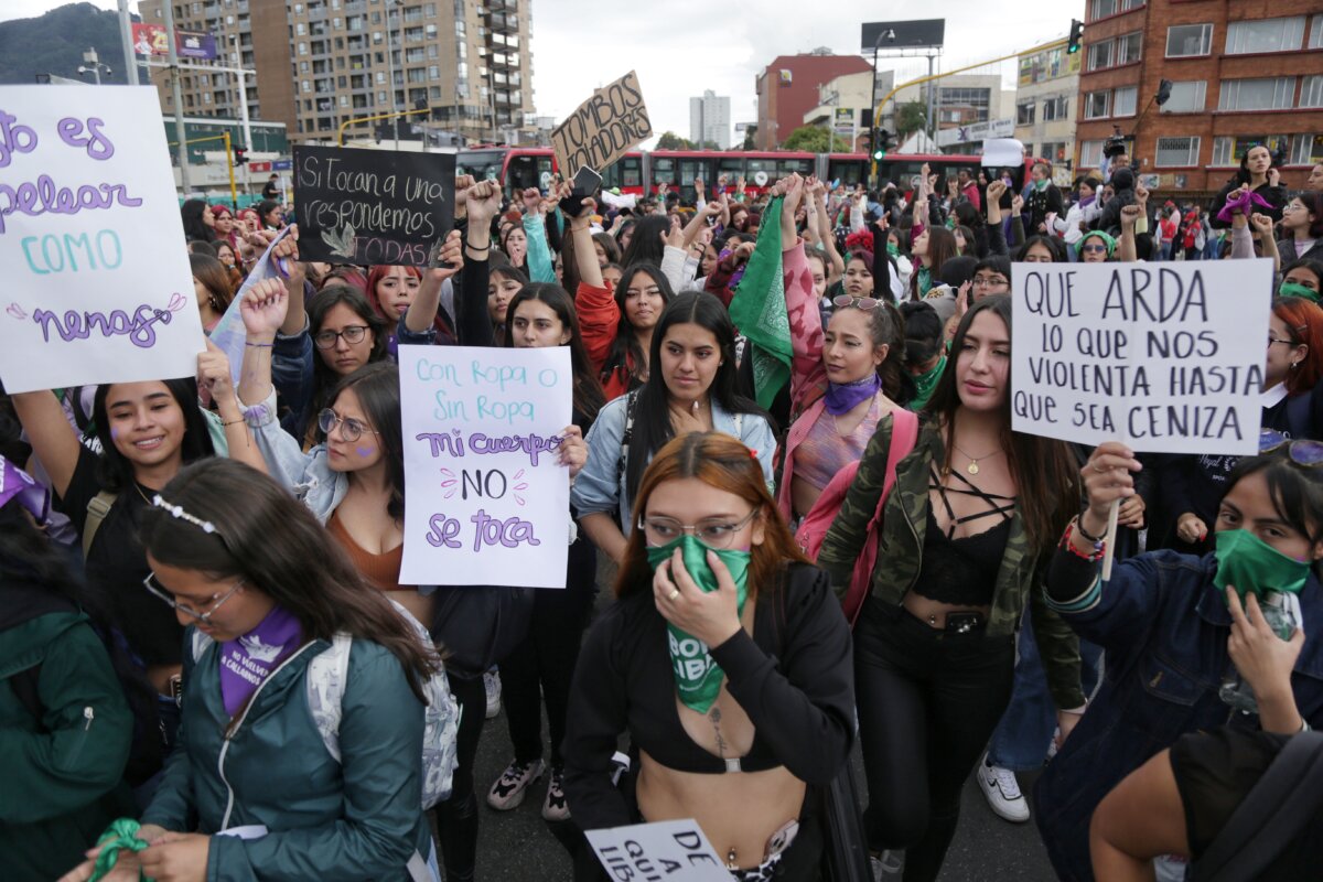 Prepárese para la jornada de protestas que se realizará hoy en Bogotá En conmemoración al Día Internacional de la Eliminación de la Violencia contra la Mujer, el colectivo de feministas preparó varias marchas para este viernes en la tarde en diferentes puntos de la capital, pues aseguran que buscan que se haga justicia en los casos de violencia de género y abuso sexual que tienen azotadas a cientos de mujeres en cada rincón del país.