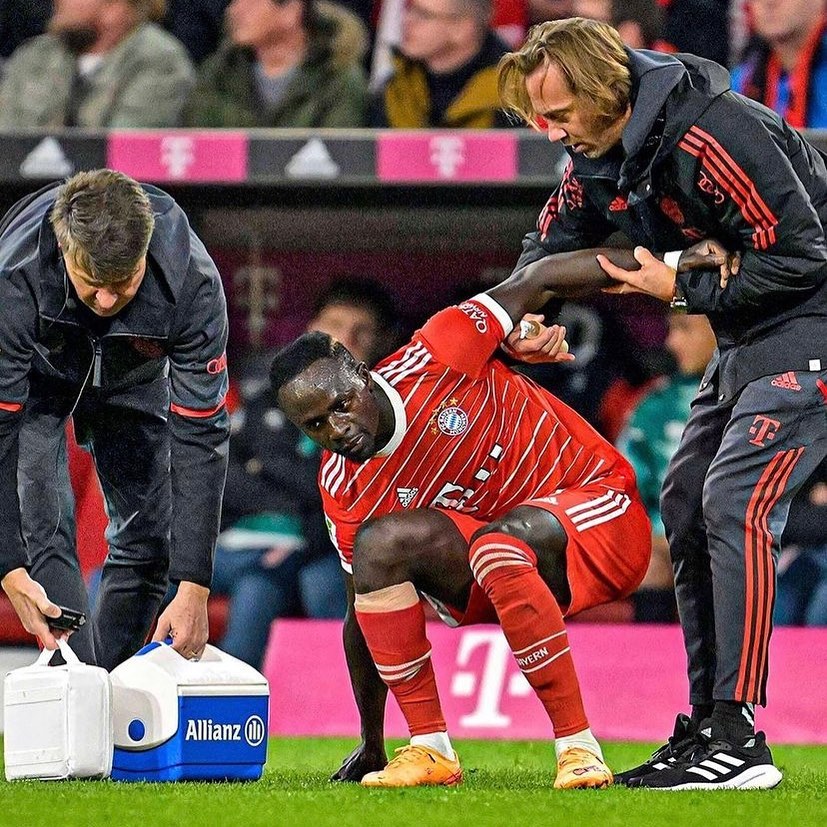 ¿Sadio Mané se baja del avión al Mundial de Catar? Crece la preocupación por el atacante senegalés, Sadio Mané, pues sufrió una lesión el pasado martes 8 de noviembre con el Bayern Múnich, quien enfrentó al Werder Bremen en el encuentro que corresponde a la Bundesliga, donde se llevaron la victoria (6-1).